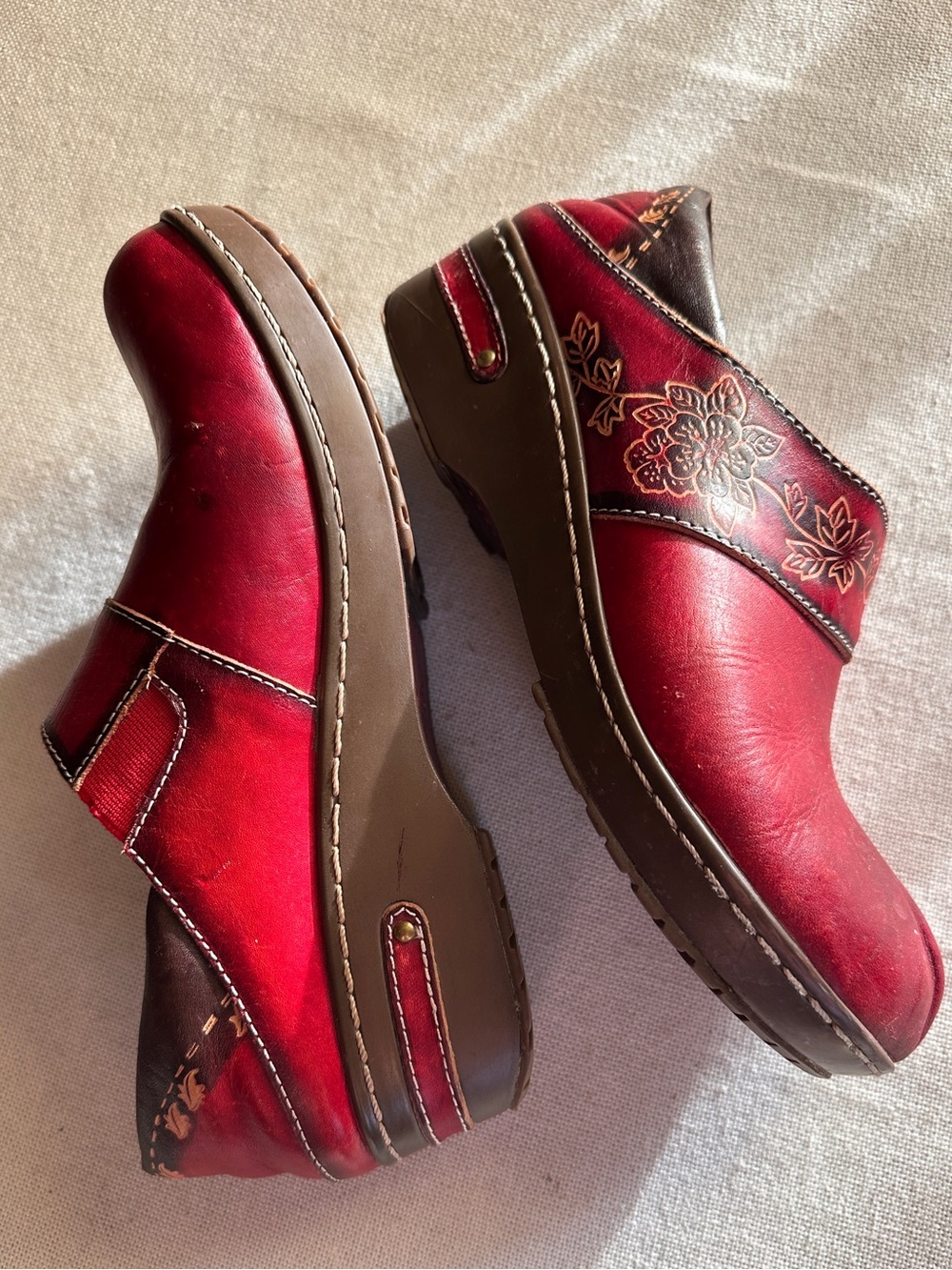 L'Artiste by Spring Step "Burbank" Red Hand-Painted Leather Clogs | 39